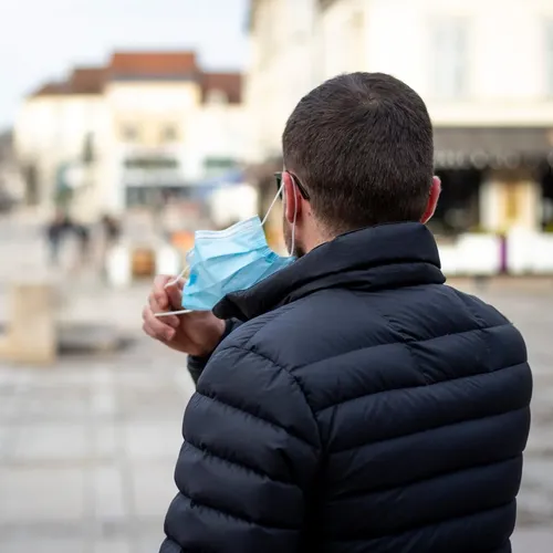 [ SOCIÉTÉ / SANTÉ ]: Les restrictions sanitaires commencent à...