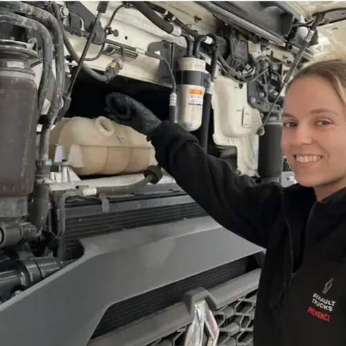 [ SOCIETE - FOS SUR MER ] Laia, reine de la mécanique poids-lourds...