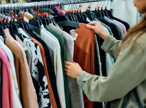 [ Société ] Réguler la ‘fast fashion’ : un projet de loi en examen...