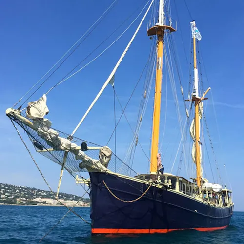 [ ENVIRONNEMENT ] Méditerranée: Coup de propre en pleine mer à bord...