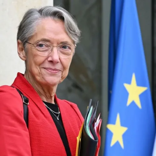 [ POLITIQUE - FRANCE ] Macron envisage un remaniement dans les...