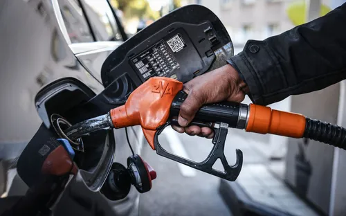 [ ECONOMIE ] Carburants : les prix au plus bas depuis quatre ans,...