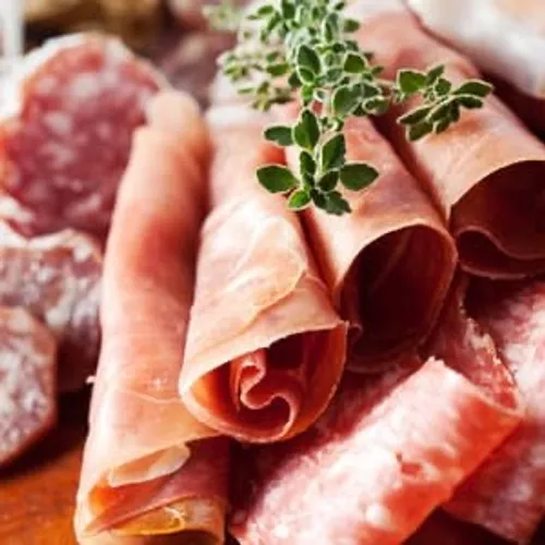 [ SOCIÉTÉ ]: Moins d’additifs nitrés dans la charcuterie.