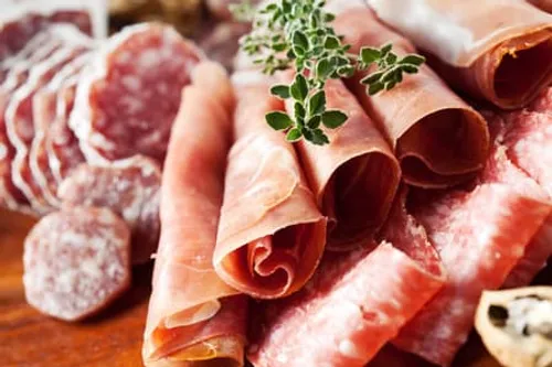 [ SOCIÉTÉ ]: Moins d’additifs nitrés dans la charcuterie.