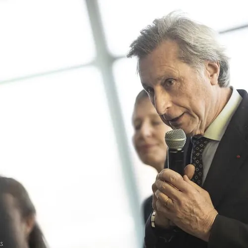 [ POLITIQUE - ARLES ] Patrick De Carolis souffrant, ne pourra pas...