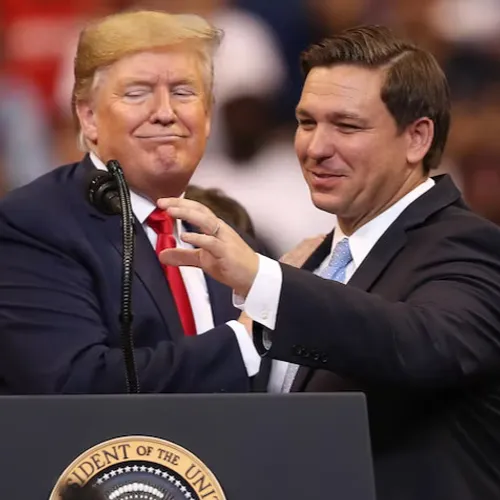 [ POLITIQUE-ETATS UNIS ] Ron De Santis aux côtés de Donald Trump