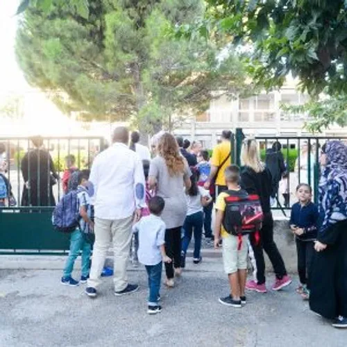 [ GREVE ] Arles: Les cantines à l'arrêt à Raphèles-les-Arles,...