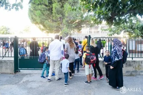 [ GREVE ] Arles: Les cantines à l'arrêt à Raphèles-les-Arles,...