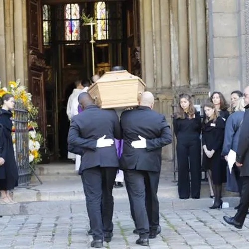 [ HOMMAGE ]: Une messe en mémoire de Bernard Tapie a été célébrée à...