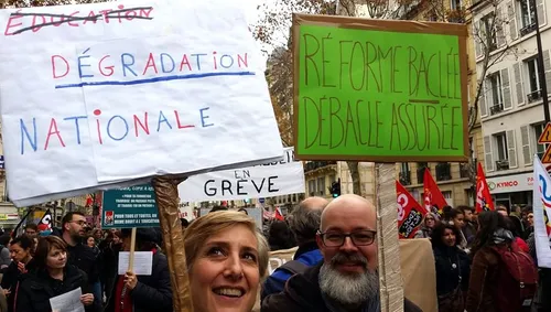 [ GREVE - BOUCHES DU RHONE ] Professeurs et dockers prennent le...