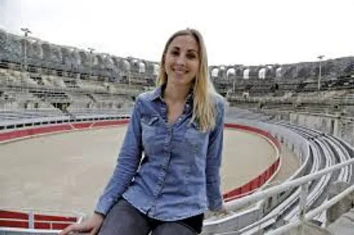 [ CULTURE ] Arènes d’Arles : Lola Jalabert contre-attaque et défend...