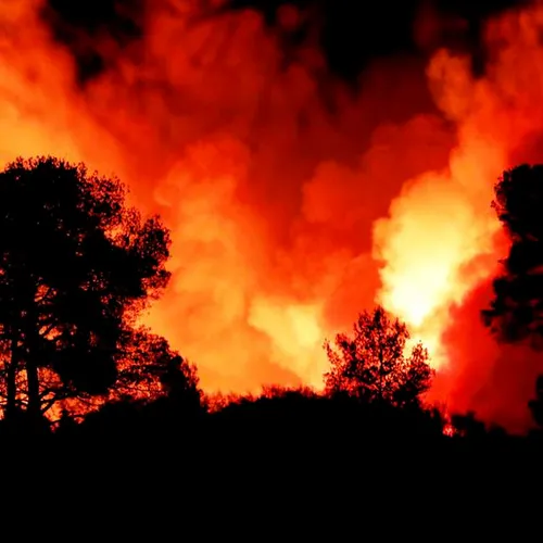 [ CLIMAT -ENVIRONNEMENT ] Incendies dans le Var: Le feu gagne du...