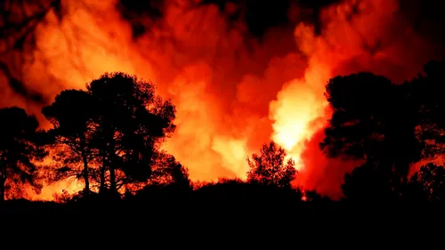 [ CLIMAT -ENVIRONNEMENT ] Incendies dans le Var: Le feu gagne du...