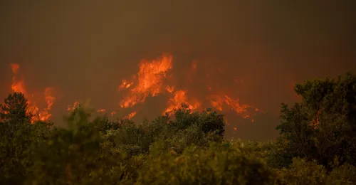 Incendies en Gironde : un mégafeu historique continue de menacer...