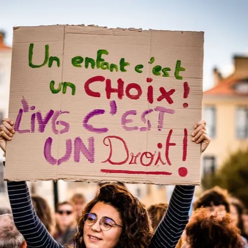 [ POLITIQUE - FRANCE ] L'IVG enfin inscrite officiellement dans la...