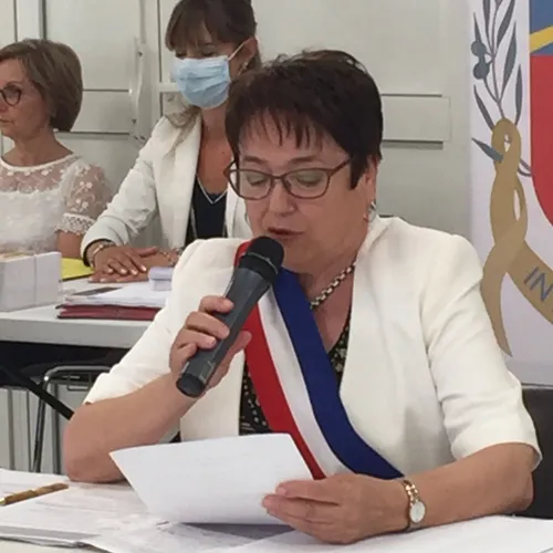 [ POLITIQUE ] Saint-Martin de Crau: La maire Mme Lexcellent apporte...