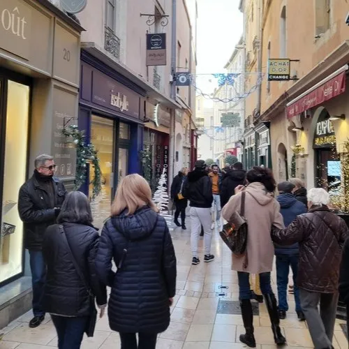 [ SOCIETE ] Nîmes : une semaine avant noël, les commerçants du...