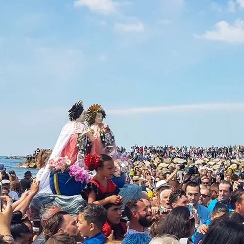 [ POLITIQUE/SOCIETE ] Saintes-Maries de la Mer: Le marché gitan...