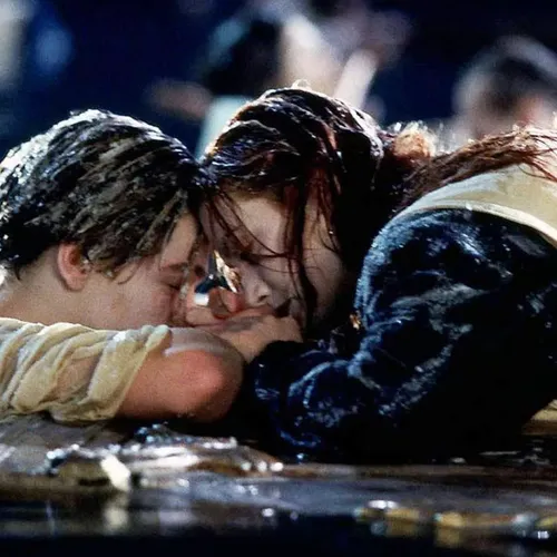 La fameuse porte flottante du "Titanic" vendue aux enchères pour la...