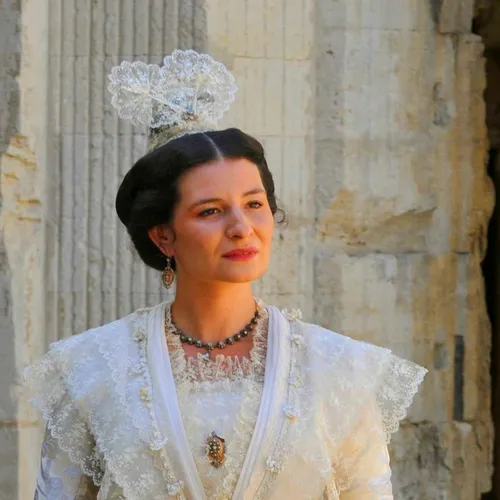 [ POLITIQUE - EUROPE ] Camille Hoteman, actuelle reine d'Arles se...