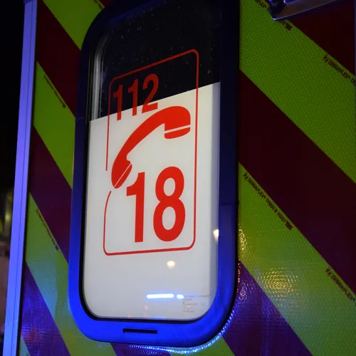 Deux personnes en urgence relative après un accident de la route