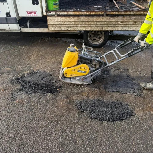 Plus de 15 tonnes d'enrobés coulés pour reboucher les nids-de-poule...