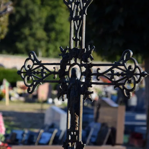 Plusieurs tombes "dégradées" dans le cimetière