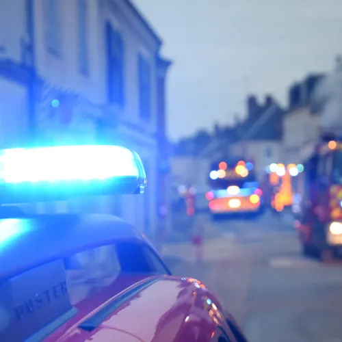 Un poids lourd se couche sur la D910