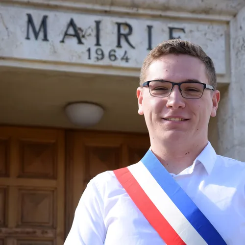 🔊 À 19 ans, il décroche l’écharpe : le « plus jeune maire de...