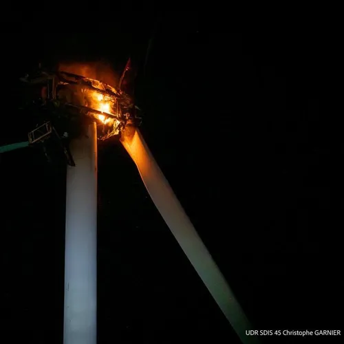 Une éolienne embrasée près de Toury
