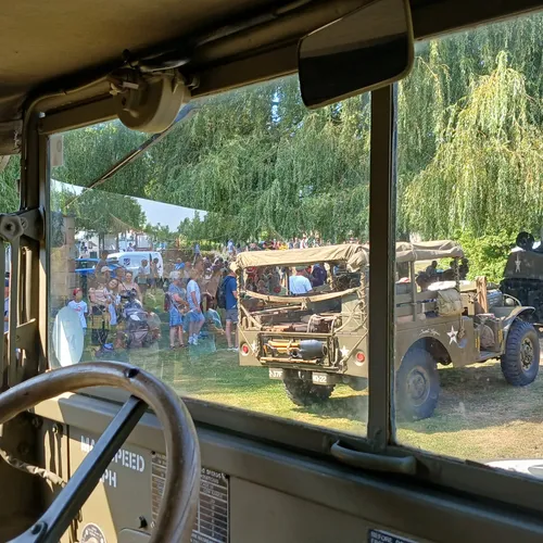 Le défilé vu depuis l'intérieur d'un GMC 353