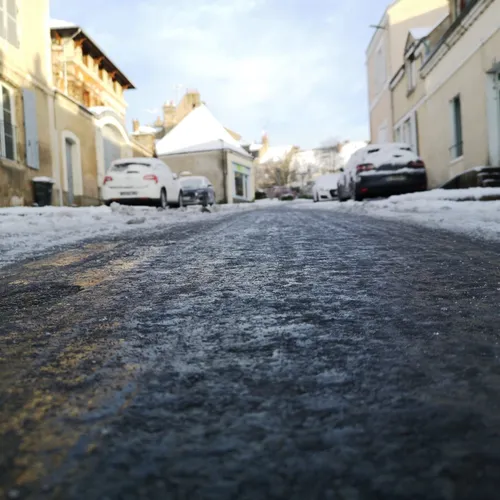 Brouillard dense et pluies verglaçantes