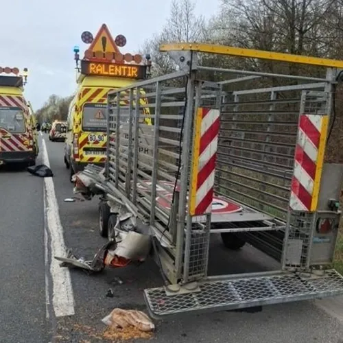 Un véhicule d'intervention percuté sur l'A10