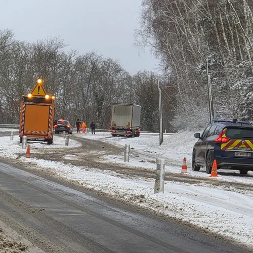 Neige : Camion en travers, coupure d'électricité, et trains bloqués