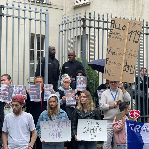 Colère silencieuse devant le Palais de justice