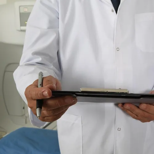 "Tensions persistantes au sein de la communauté médicale du centre...