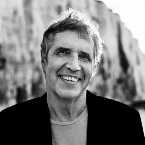 Julien Clerc de retour avec un nouveau single "Les Parvis"