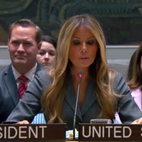 Melania Trump préside un Conseil de sécurité sur les enfants...