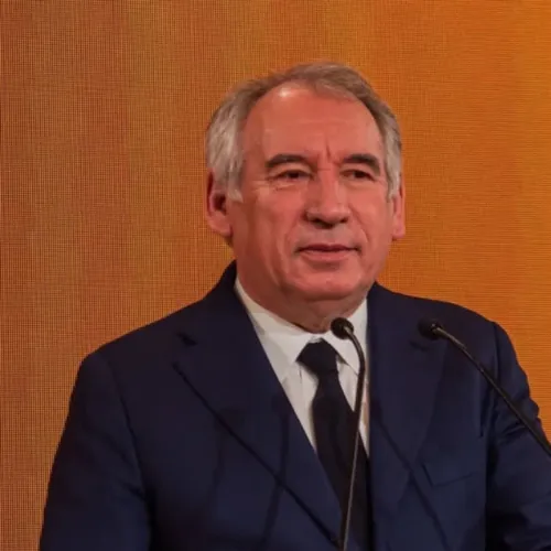 François Bayrou abat ses cartes pour éviter sa chute annoncée lundi...