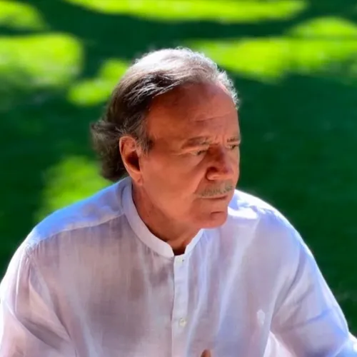 Julio Iglesias nie fermement des accusations d’agressions sexuelles