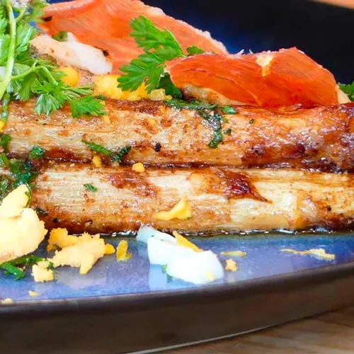 Asperges blanches à la meunière, œuf mimosa et jambon fumé