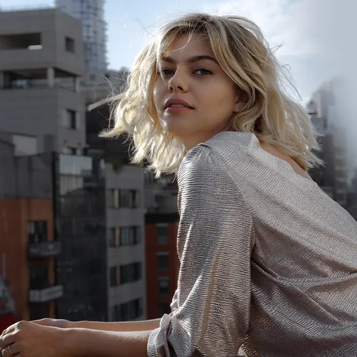 LOUANE SERA EN INTERVIEW SUR CANNES RADIO EN STUDIO VENDREDI 24...