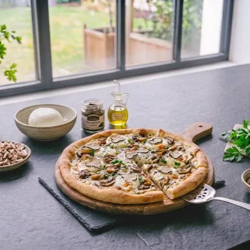 Pizza maison à la truffe et aux champignons