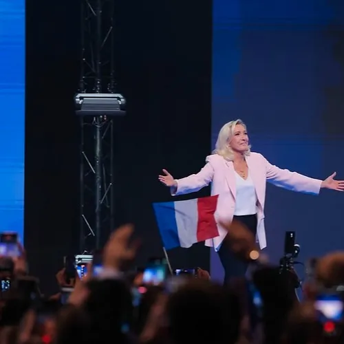 À Orléans, Marine Le Pen lance sa campagne présidentielle devant 8...