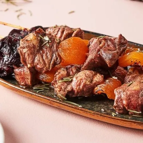 Brochettes d'agneau, abricots et pruneaux