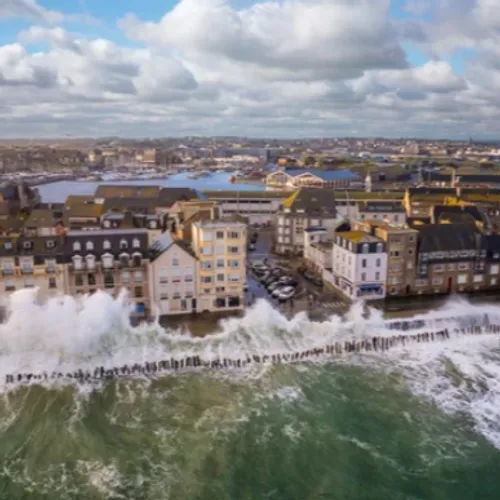 Inondations en Bretagne : la montée des eaux paralyse les entreprises