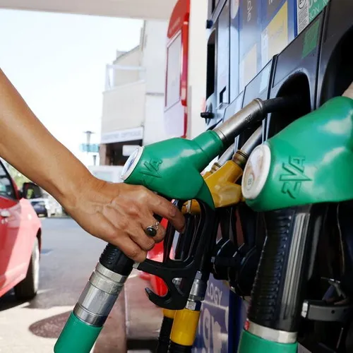 Carburants : les prix à la pompe au plus bas depuis trois ans