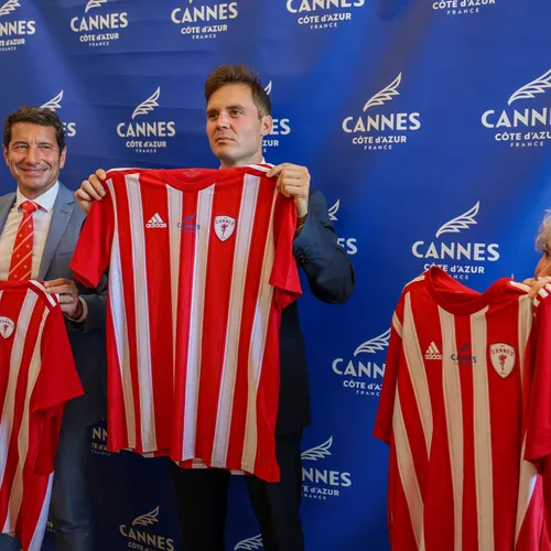 27/06/23 : L'AS CANNES racheté par le producteur américain de...