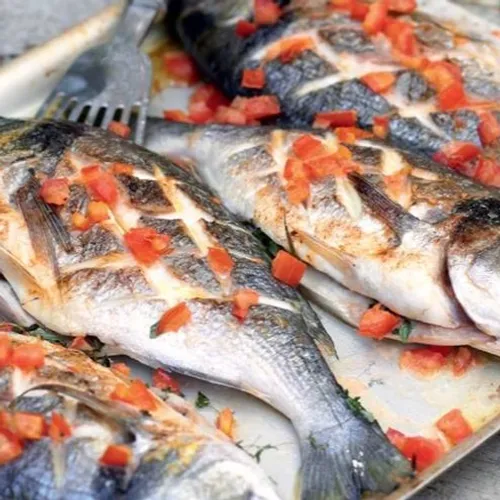 Daurade au four, riz à la tomate et concombre