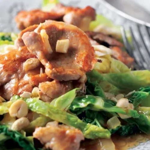 Escalope de porc, chou et cacahuète